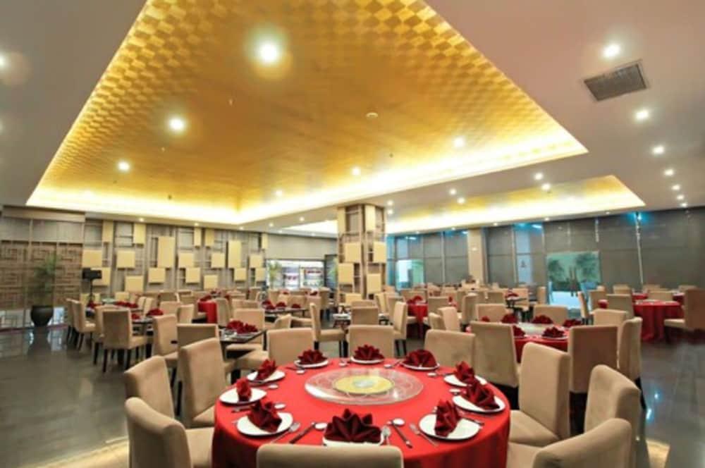 Platinum Hotel & Convention Hall Balikpapan Экстерьер фото