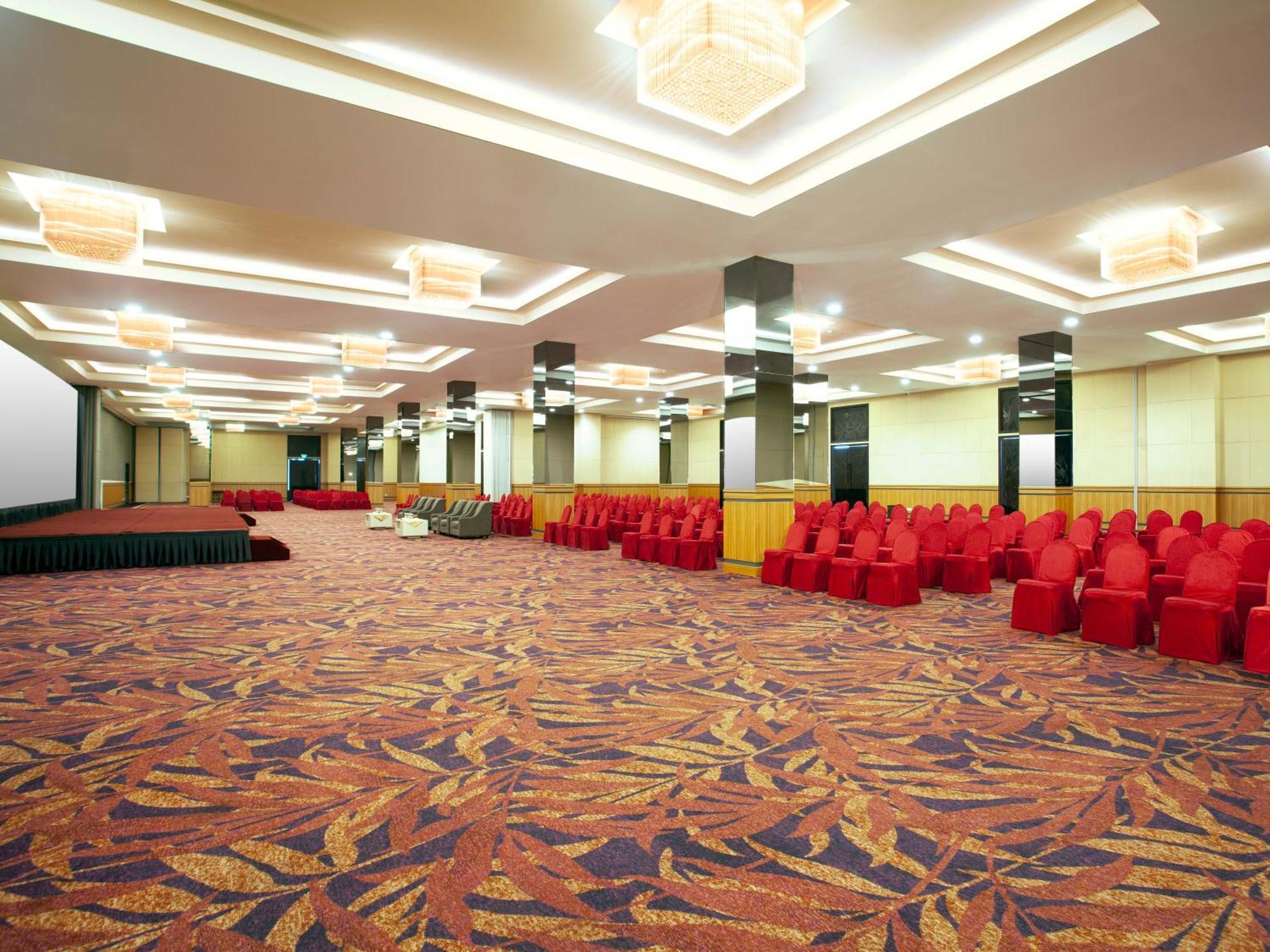 Platinum Hotel & Convention Hall Balikpapan Экстерьер фото