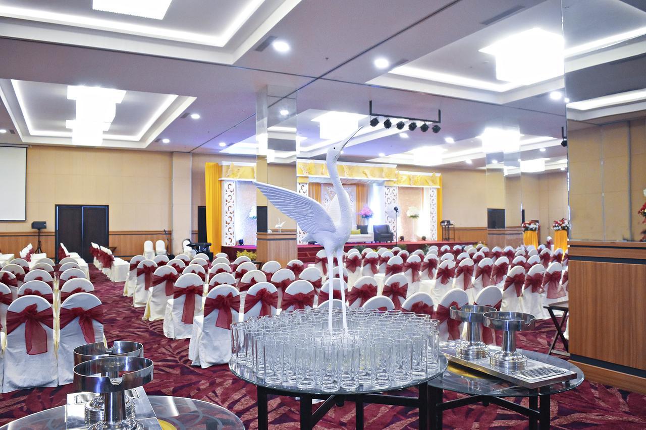 Platinum Hotel & Convention Hall Balikpapan Экстерьер фото